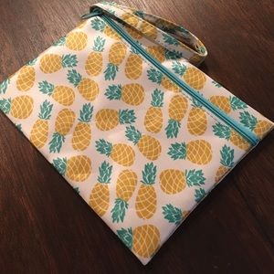 Great bundle item! Pineapple cosmetic case. New!